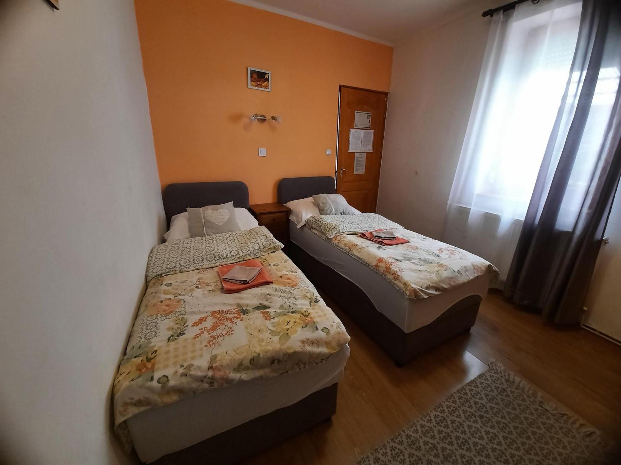 Kis Rigo Vendeghaz Hotel Salgótarján Екстериор снимка